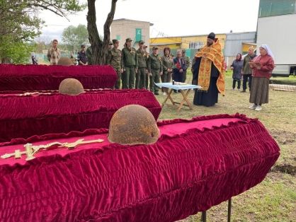 Под Новоайдаром предали земле останки красноармейцев, павших в боях Великой Отечественной войны