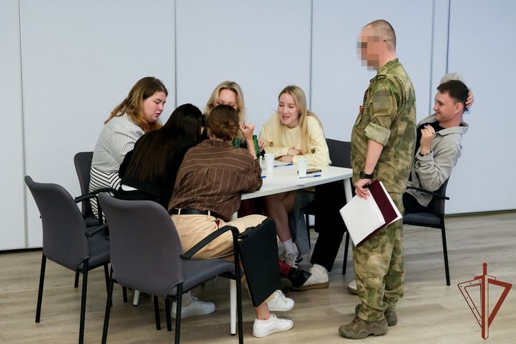 В Луганске росгвардейцы провели для молодёжи интеллектуальную игру, посвященную 80-й годовщине Победы (видео)