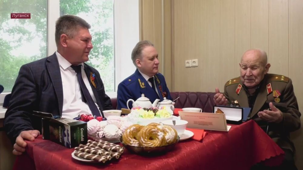 Прокурор республики Глеб Михайлов в преддверии 80-й годовщины Победы в Великой Отечественной войне вручил ключи от квартиры 102- летнему участнику Сталинградской битвы