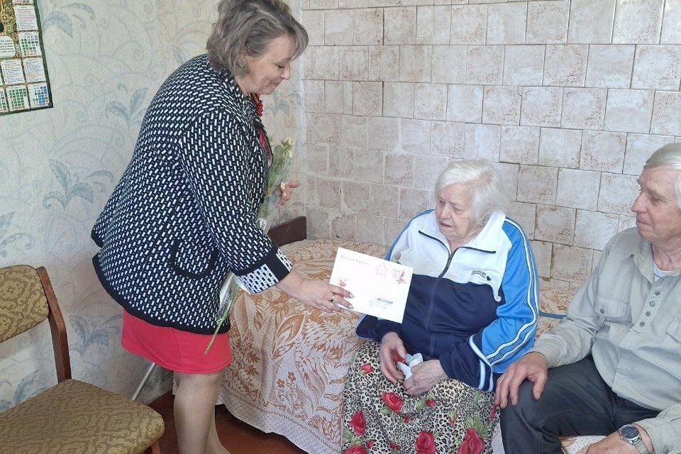 В рамках праздничных мероприятий, посвященных 80-й годовщине Победы в Великой Отечественной войне, в пгт Шахтерский проходит поздравление долгожителей, участников ВОВ