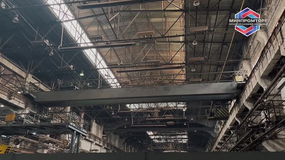 Министр промышленности и торговли ЛНР Владислав Варшавский совместно с сенатором РФ Дарьей Лантратовой посетили завод "ЛУГАМАШ" с экскурсией