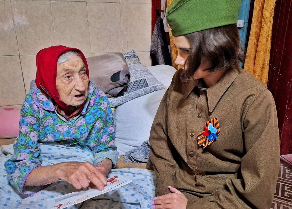 В преддверии 80-летия Победы сотрудники отдела молодежи и спорта УКМСиР Администрации Краснолучского округа вручили ветеранам персональные поздравления от президента России