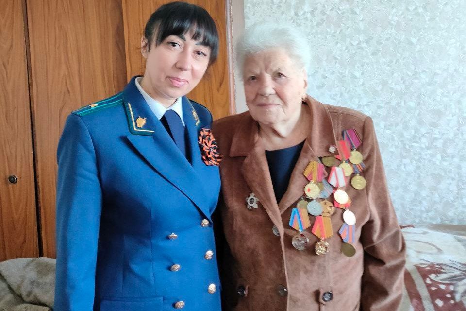 Коллектив прокуратуры г. Свердловска в преддверии 80-й годовщины Победы в Великой Отечественной войне посетил ветеранов и участников Великой Отечественной войны, проживающих на территории Свердловского муниципального округа: