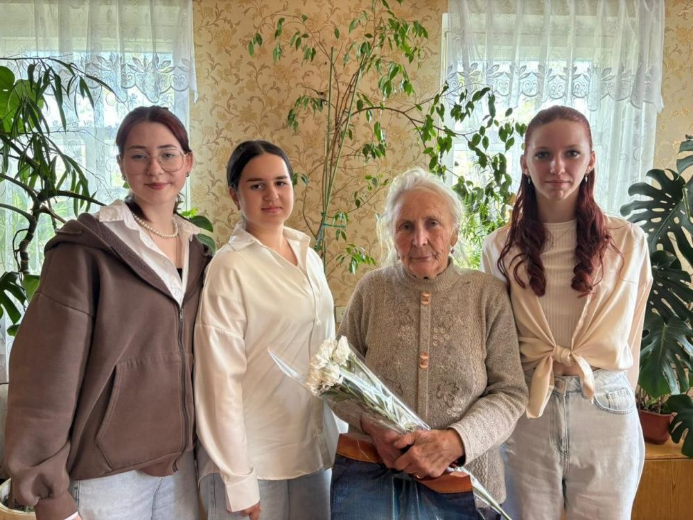 В преддверии празднования Дня Победы обучающиеся ГБОУ ЛНР "Краснолучская школа №7" провели трогательную акцию, вручив письма от президента Российской Федерации труженикам тыла и участникам войны