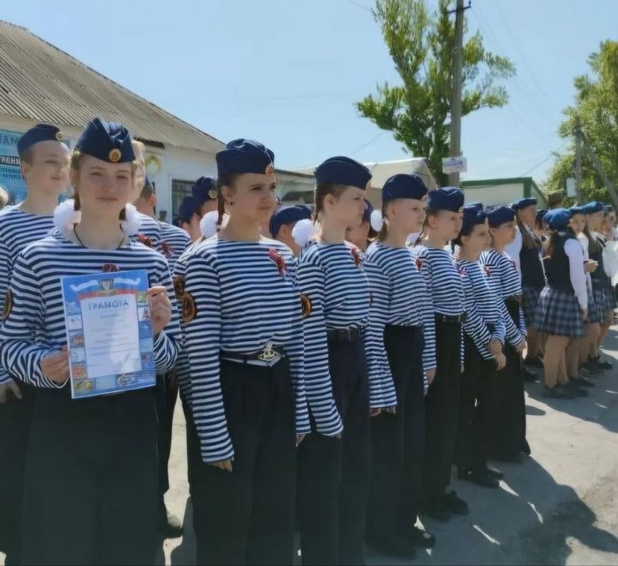 В Ясеновской гимназии им.Ю.В.Стеценко прошел традиционный конкурс "Смотр строя и песни", посвящённый 80-летию Победы в Великой Отечественной войне