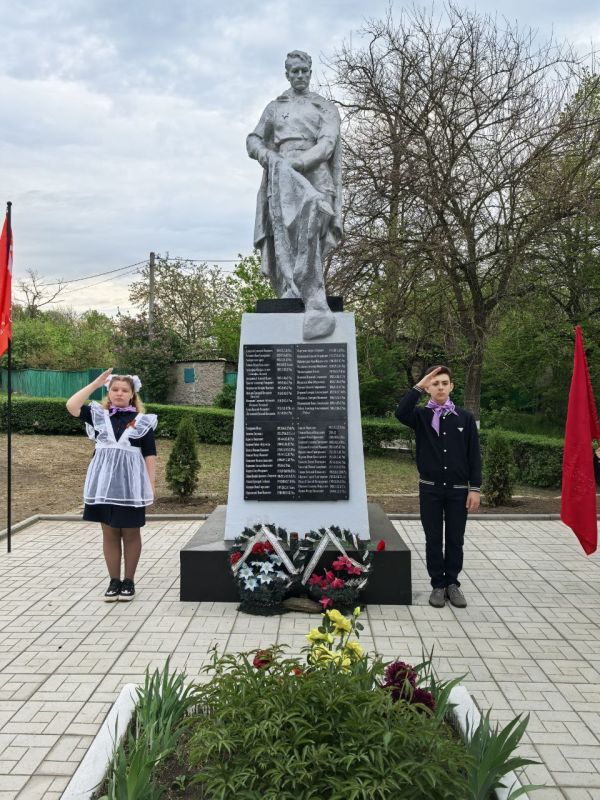 В Вахрушевском учебно-воспитательном комплексе № 3 «Рассвет» состоялась торжественная Линейка памяти «Славе не меркнуть! Традициям жить!», посвященная героям, подарившим нам мирное небо над головой