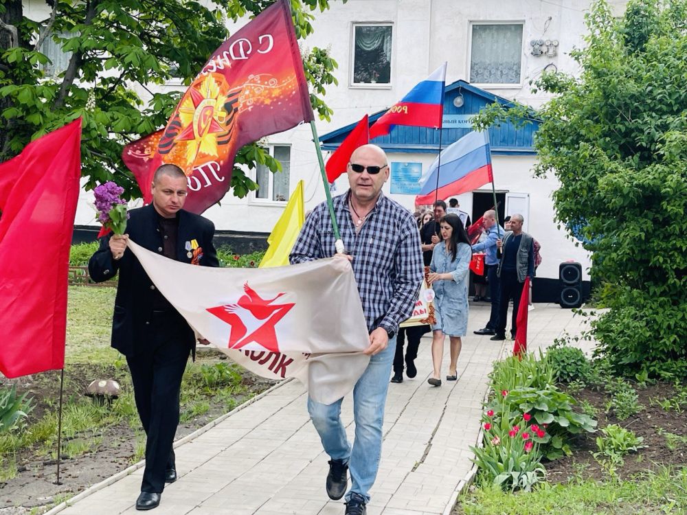 В этом году Всероссийская акция "Бессмертный полк" вновь привлекла внимание студентов, преподавателей, сотрудников Ровеньковского колледжа, представителей отдела жизнеобеспечения пгт