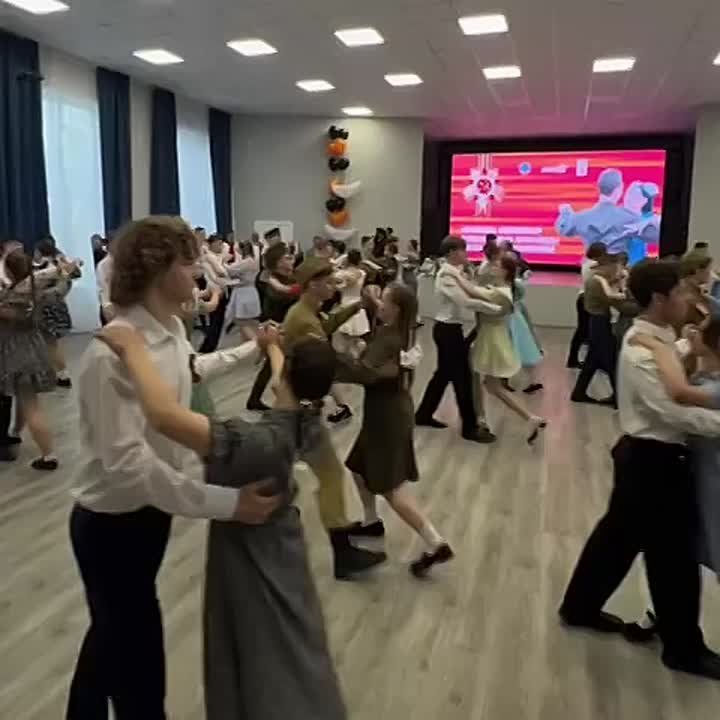 Иван Кусов: Прямо сейчас нахожусь в Центре «Пионер» на Балу Победы, посвященному празднованию 80-летия в Великой Отечественной войне)