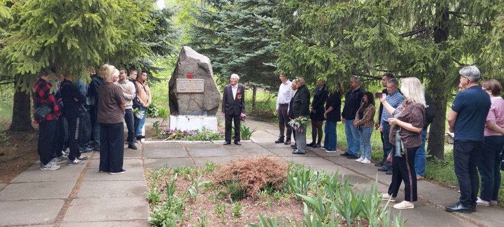 Школьники, юнармейцы и воспитанники детских садов присоединились к акции памяти и возложили цветы к воинским захоронениям