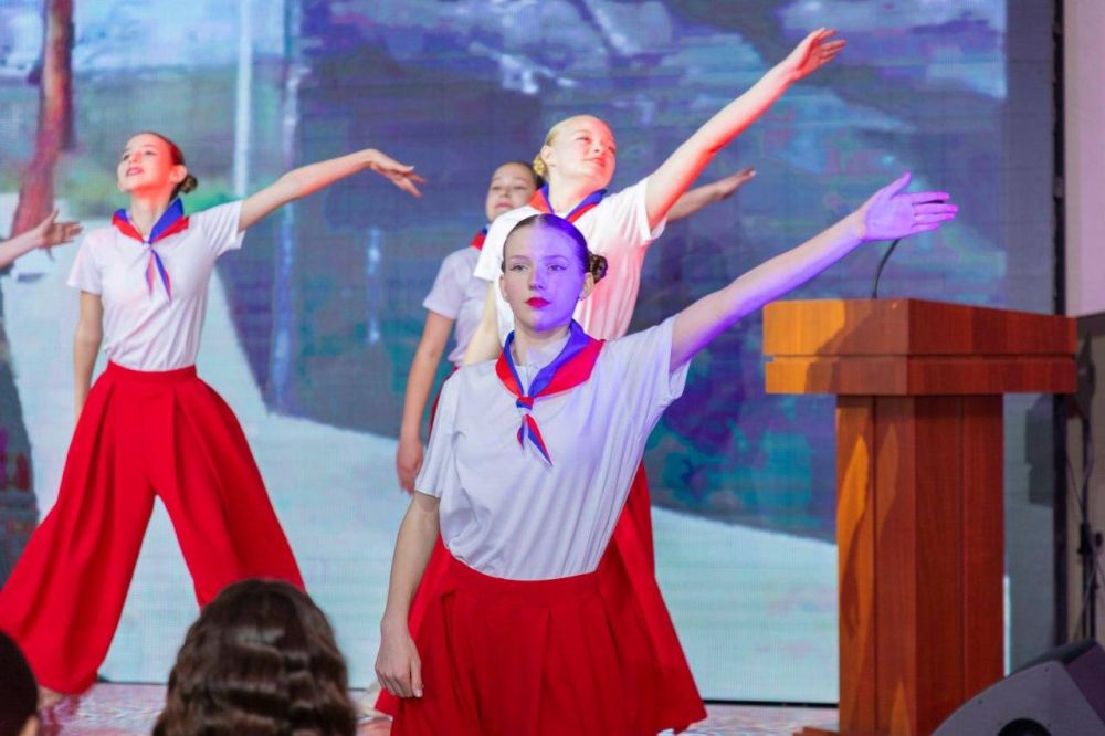 Масштабный форум «Луганский характер — характер победителей» прошедший накануне 9 Мая в Республике, объединил более двух тысяч человек, сообщил ЛИЦ министр образования и науки ЛНР Иван Кусов