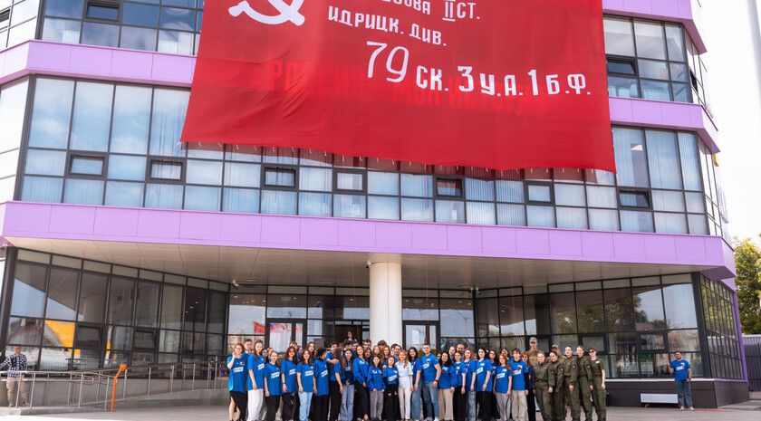 Активисты МГЕР развернули на фасаде Дома молодежи Луганска огромную копию Знамени Победы