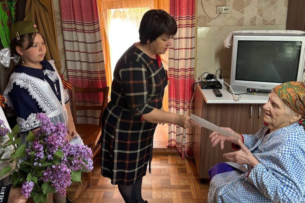 В пгт Комсомольский поздравили долгожителей с 80-летием Великой Победы