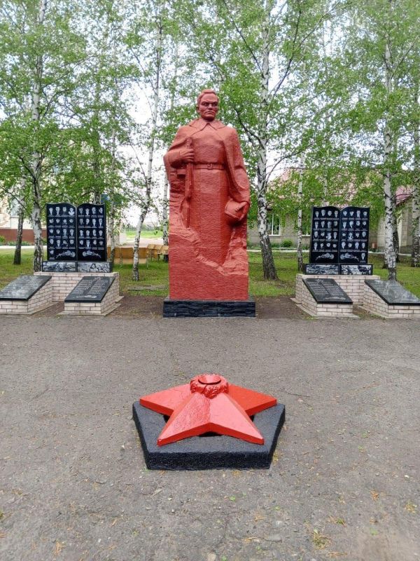 В селах Рассыпное и Ильичовка Воеводского сельского поселения благоустроили памятники