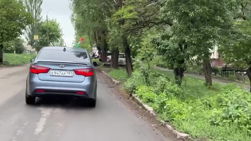 Сергей Колягин: По окончании церемонии поднятия копии Знамени Победы в Первомайске по обычаю проходит патриотический автопробег «Эстафета памяти», в котором с удовольствием принимают участие горожане