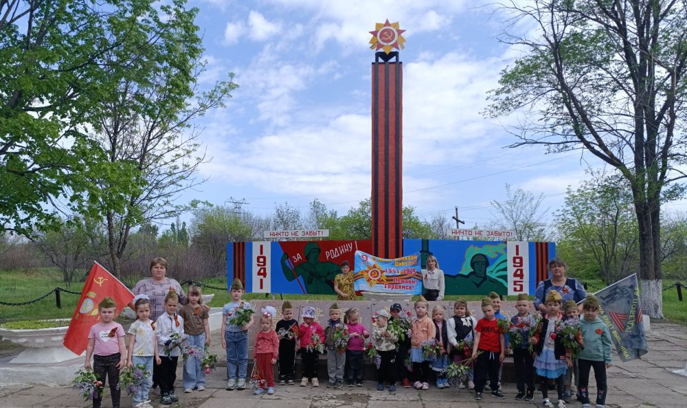 В преддверии празднования юбилейного Дня Победы в дошкольном отделении ГБОУ ЛНР «ВУВК №1 «Гармония» прошли мероприятия, направленные на укрепление нравственно- патриотических чувств дошкольников, формирования знаний о ВОВ...