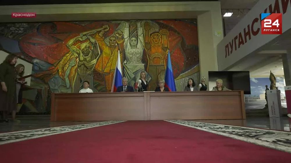 В Краснодонском музее провели торжественное спецгашение конверта с молодогвардейцами