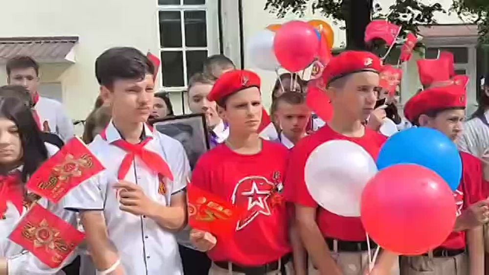 В преддверии празднования 80-летия Победы в Великой Отечественной войне в ГБОУ ЛНР "Беловодская средняя школа №1" прошла торжественная линейка