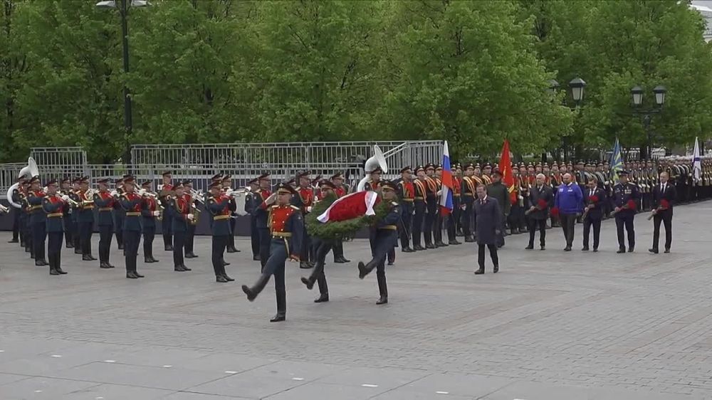 Дмитрий Медведев возложил цветы к Могиле Неизвестного Солдата