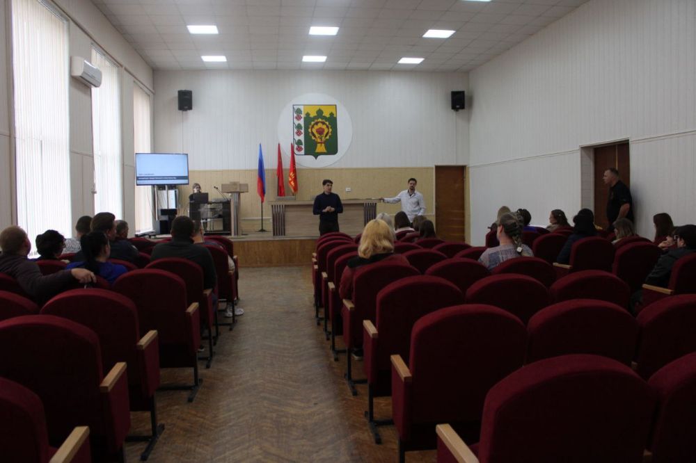 В Администрации Троицкого муниципального округа прошло обсуждение с жителями проектной концепции благоустройства парка, расположенного на улице Советская, пгт