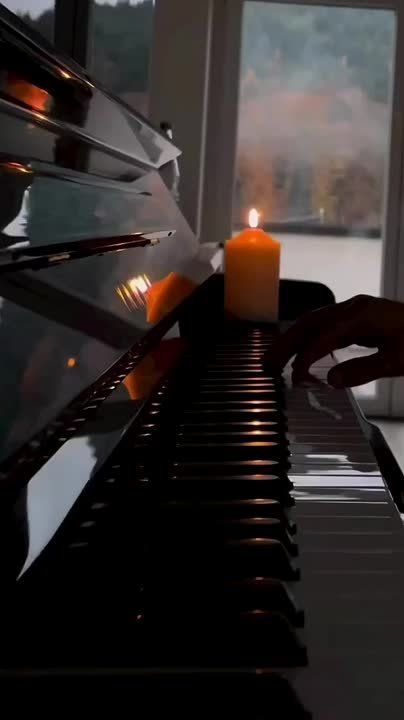 К нам ночью разные приходят сны, Сны с запахом сирени и весны, Со вкусом сладких детских леденцов, Из замков сказочных и сказочных дворцов