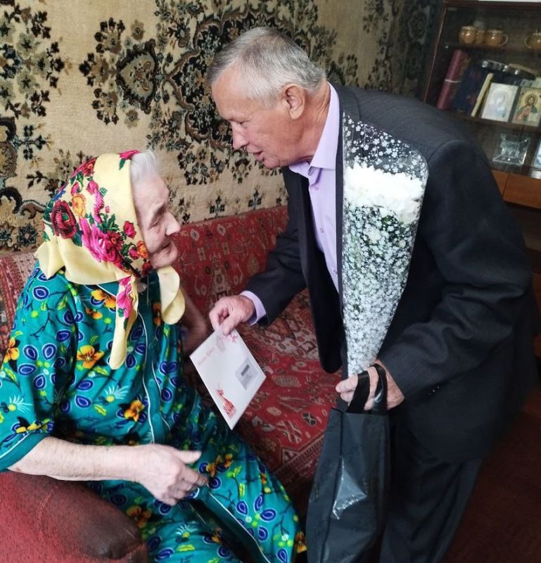 В преддверии празднования Дня Победы секретари первичных отделений Партии «ЕДИНАЯ РОССИЯ» поздравляют ветеранов Великой Отечественной войны на дому