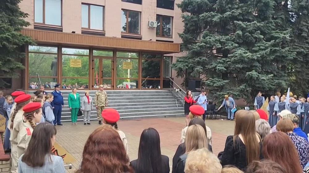 В церемонии поднятия знамени Победы, которая проходила накануне, 7 мая, в Перевальск приняли участие гости из региона-шефа – Оренбургской области