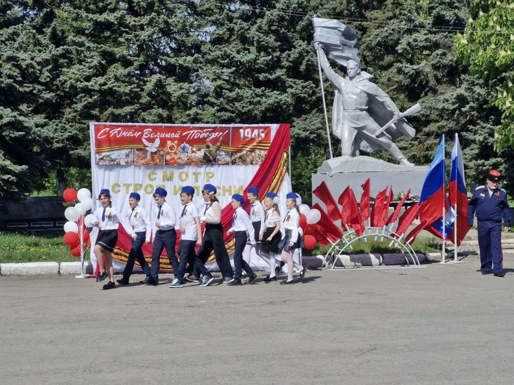 Андрей Рубанцов: В Ясеновской гимназии им.Ю.В.Стеценко прошел традиционный конкурс "Смотр строя и песни", посвящённый 80-летию Победы в Великой Отечественной войне