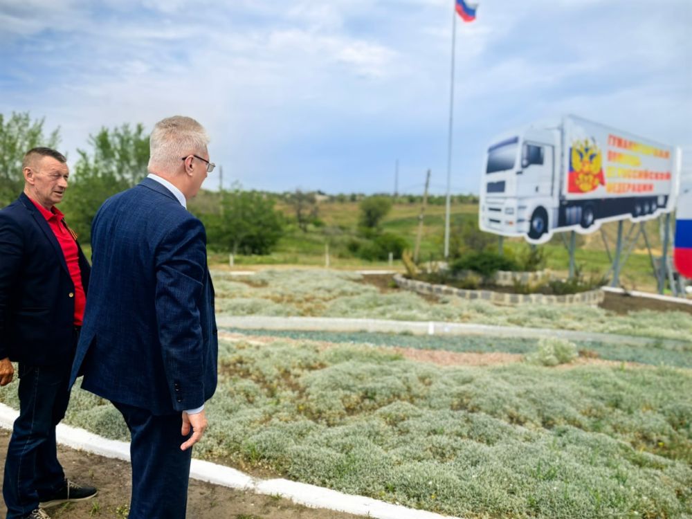 Сергей Козенко: На въезде в поселок Изварино гордо возвышается знаковая конструкция «Спасибо, Россия!» с изображением грузовой машины КамАЗ