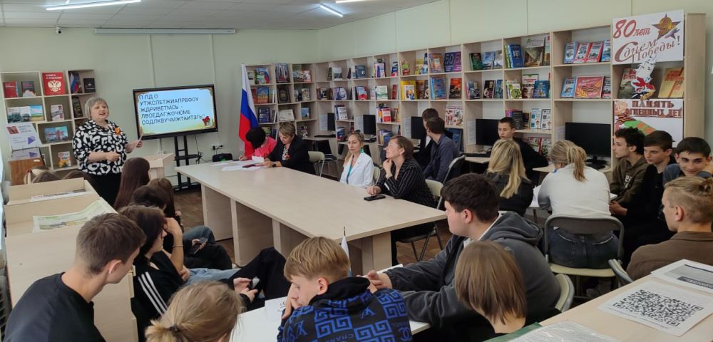 К 80-летию Победы в Великой Отечественной войне в модельной библиотеке МБУ "АГЦБС" состоялась игра-викторина "Дорогами Великой Победы"