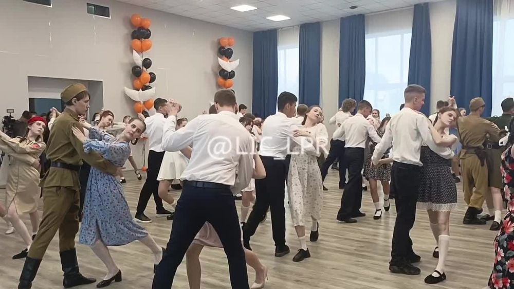 Юбилейный, десятый, бал Победы собрал около 50 пар из общеобразовательных учреждений Луганска