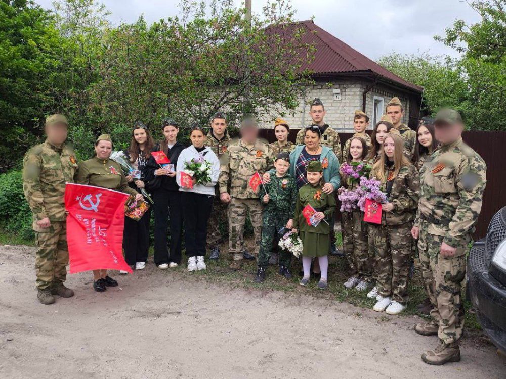 8 мая 2025 года. Начальник Нижнетепловского отдела жизнеобеспечения Галина Чибрисова с представителями Росгвардии навестили ветерана-инвалида ВОВ Чередниченко Василия Демьяновича