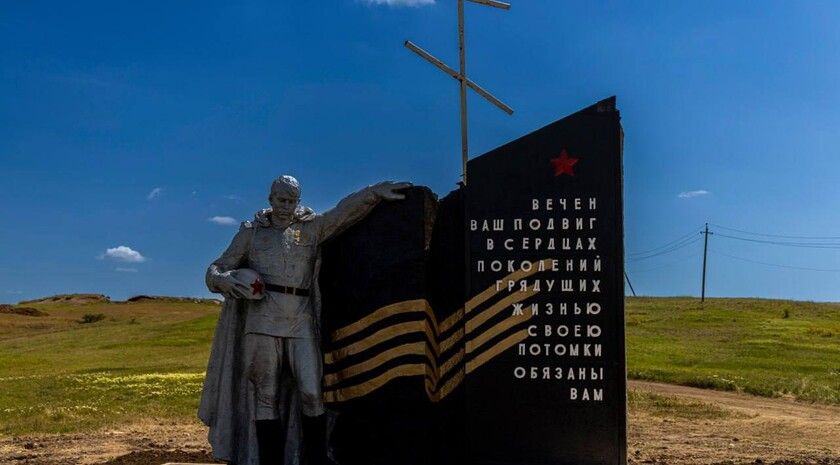 Поврежденные плиты заменили у памятника советским воинам возле села Верхняя Покровка — Хуснуллин