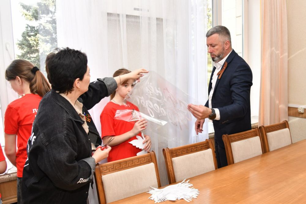 Андрей Сухачев: Вместе с активистами «Движения первых» присоединились ко Всероссийской акции «Окна Победы»