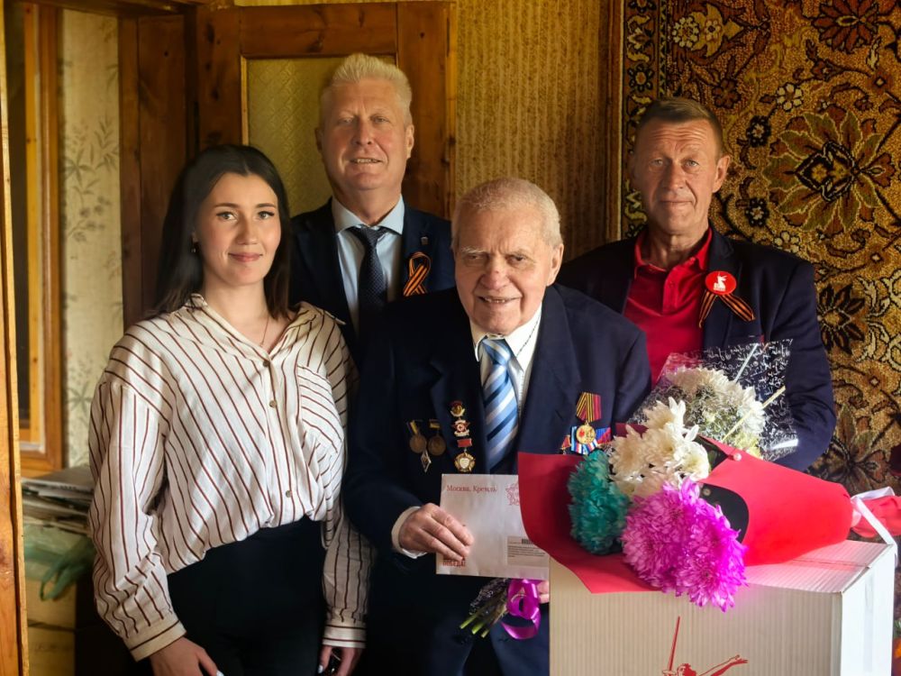 Сергей Козенко: В преддверии 80-летия Великой Победы поздравил уважаемого ветерана и почетного гражданина нашего города, Яночкина Максима Максимовича - человека, чей трудовой и жизненный путь заслуживает огромного уважения и...