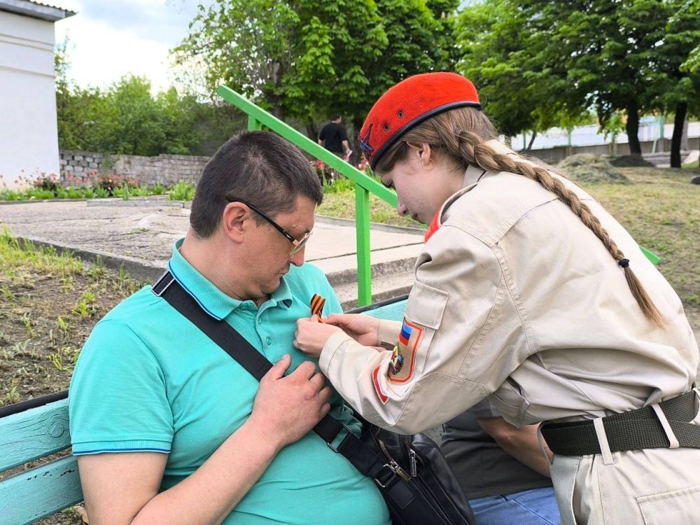 Вручение Георгиевской ленты юным футболистам в рамках акции от юнармейцев Стаханова