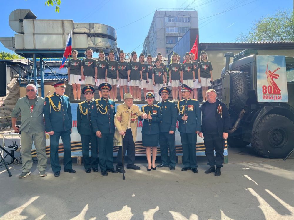 Минобороны России: Артисты Ансамбля песни и пляски ЦВО поздравили жителей ЛНР с юбилеем Победы в Великой Отечественной войне в рамках акции «Марш Победы»