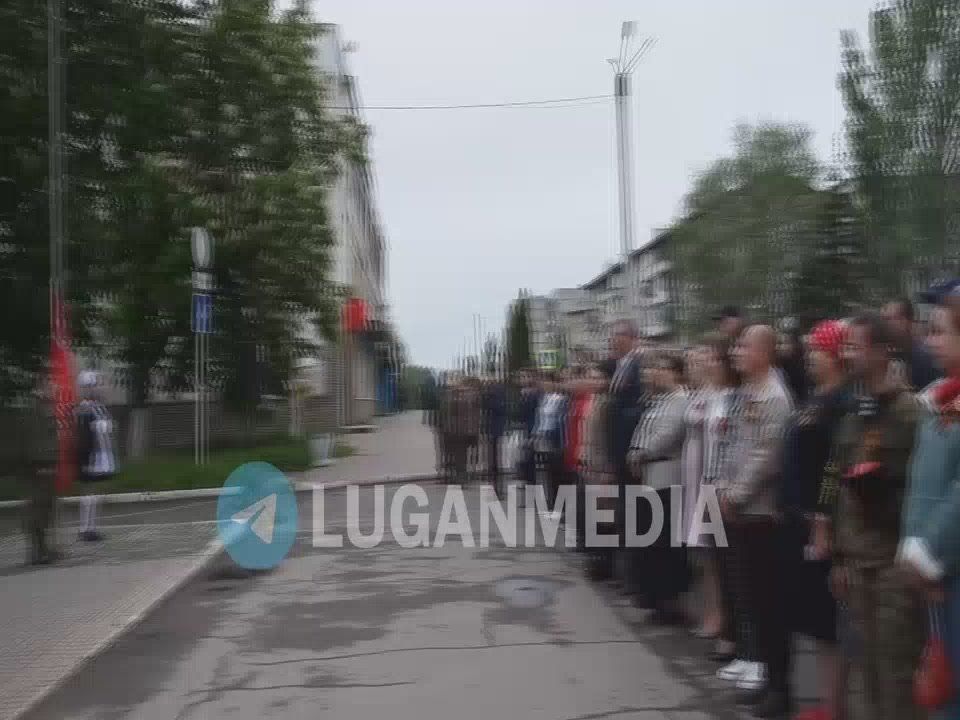 В Первомайске состоялась торжественная церемония поднятия копии Знамени Победы в Великой Отечественной войне на главном флагштоке муниципалитета