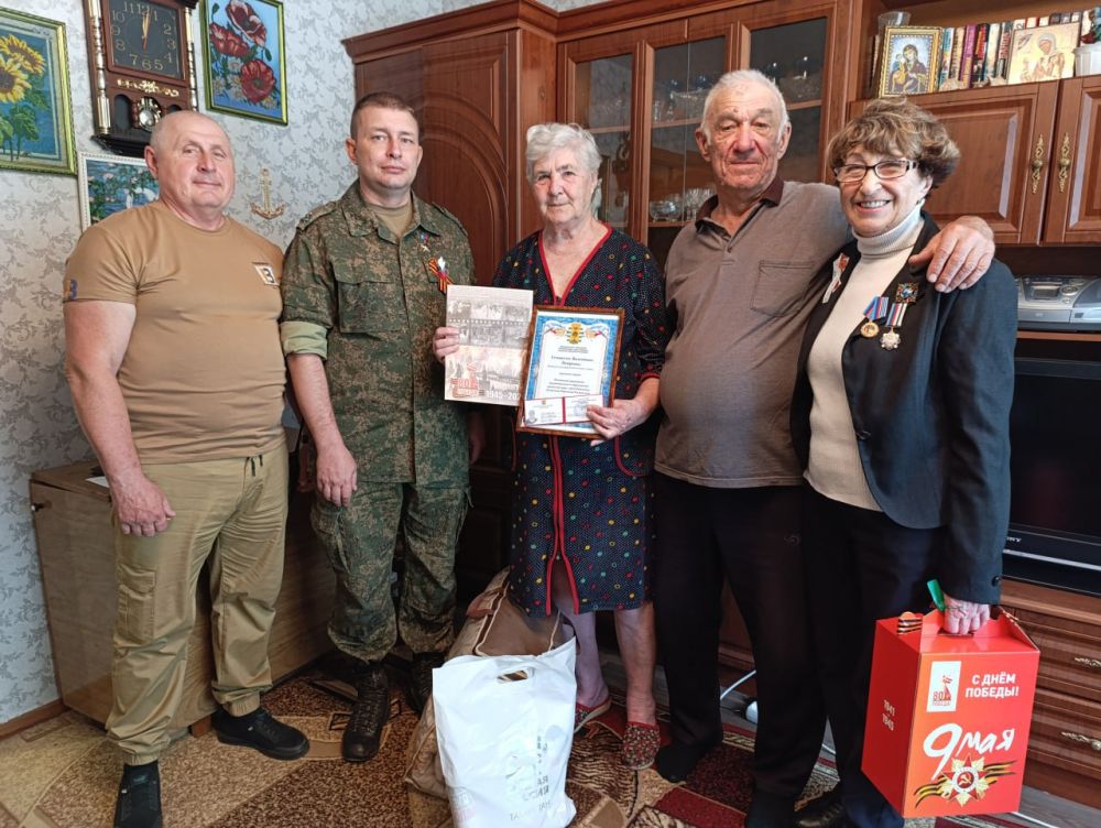 Евгений Шаталин: В преддверии 80-летия Победы вручил ветеранам удостоверения «Почетный гражданин» города Рубежное Луганской Народной Республики и поздравительные письма от президента России Владимира Путина