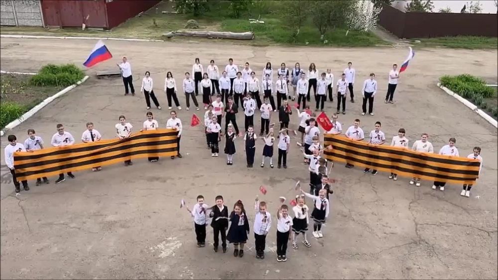 По инициативе Дома культуры поселка Хрящеватое, структурного подразделения МБУ «Новосветловский районный Дом культуры» совместно с библиотекой поселка, Хрящеватенской ОШ № 35 и отделом по жизнеобеспечению пгт Новосветловка...