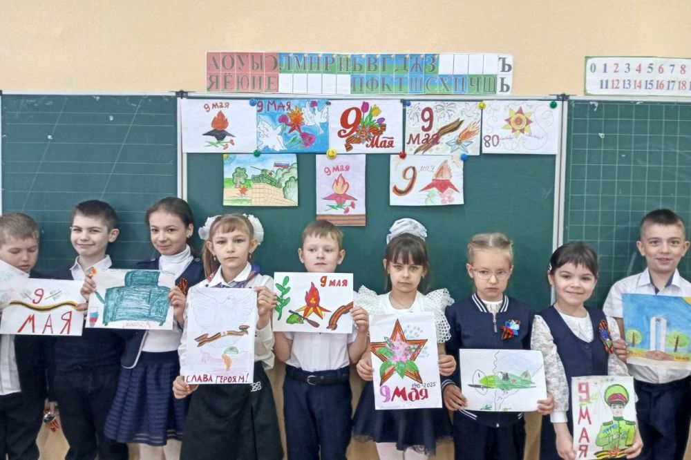 "Помним. Гордимся. Чтим.". Накануне праздника Дня Победы секретарь территориальной избирательной комиссии города Краснодона и Краснодонского района Елена Зверяченко организовала конкурс детских рисунков "День Победы"