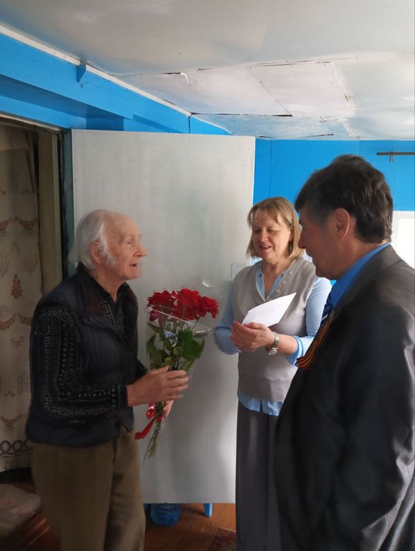 Начальником Николаевского отдела жизнеобеспечения Олейниковой Еленой Леонидовной были вручены поздравительные письма с 80-й годовщиной Победы в Великой Отечественной войне ветеранам села Николаевка - Ткаченко Сергею...