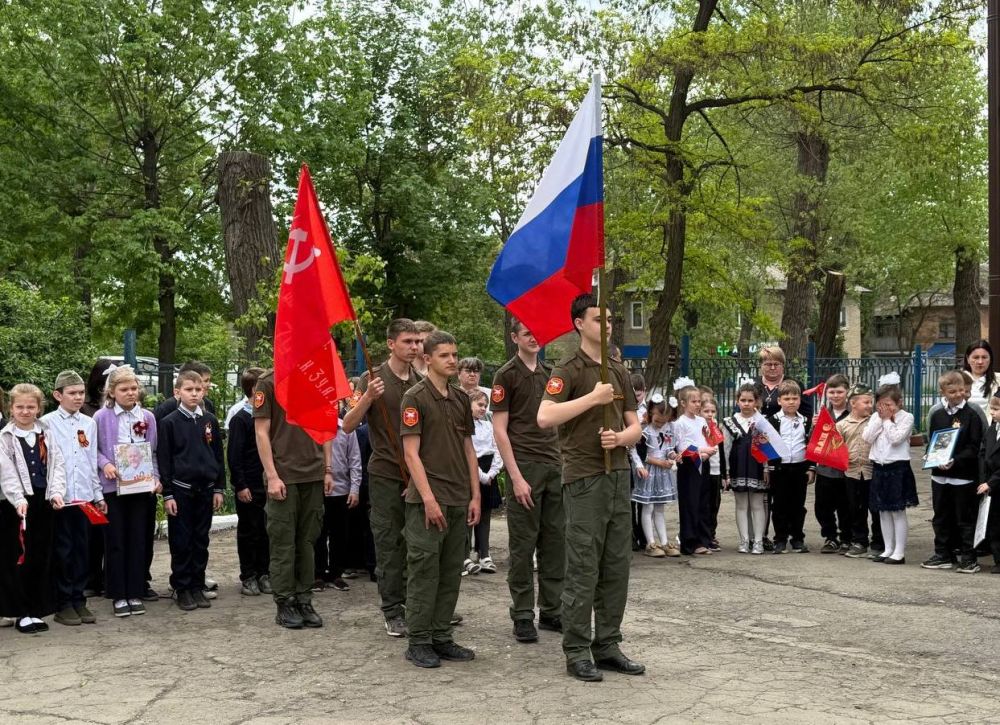 В Антрацитовской средней школе №2 им. К.В. Младших прошла акция «Бессмертный полк»