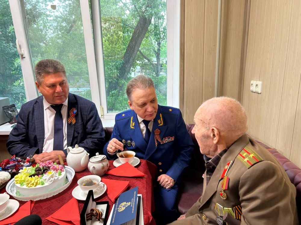 Альберт Зинченко: В преддверии 80- летия Великой Победы совместно с Прокурором ЛНР Глебом Леонидовичем Михайловым и прокурором Станично-Луганского района Андреем Владимировичем Мигилевым поздравили ветерана Вов Чередниченко...