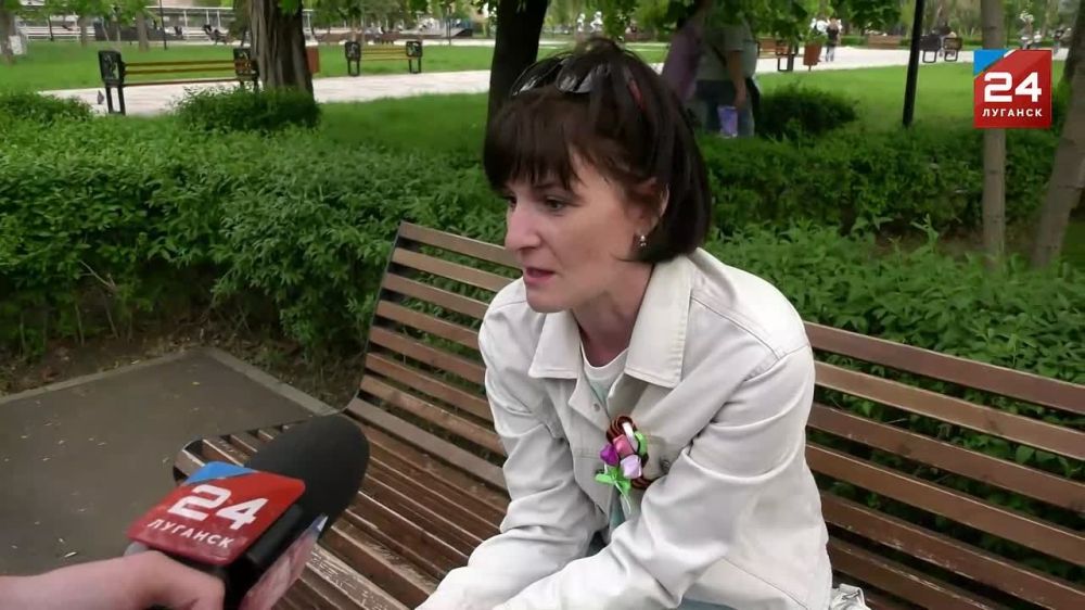 Сотрудники Госавтоинспекции и правоохранители раздали луганчанам и гостям города Георгиевские ленты