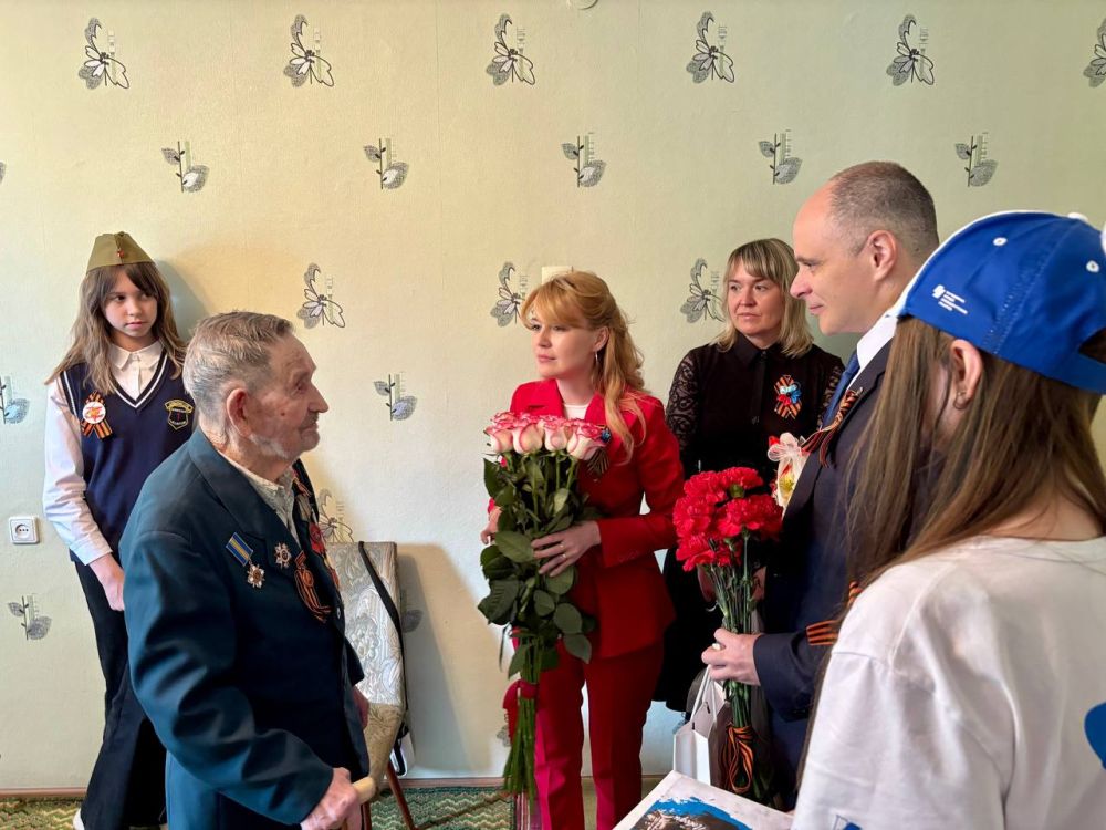 В знаменательный день 9 мая, в день 80-летия со дня Великой Победы, Глава городского округа муниципальное образование городской округ город Красный Луч Сергей Соловьев вместе с заместителями навестили почетных граждан...