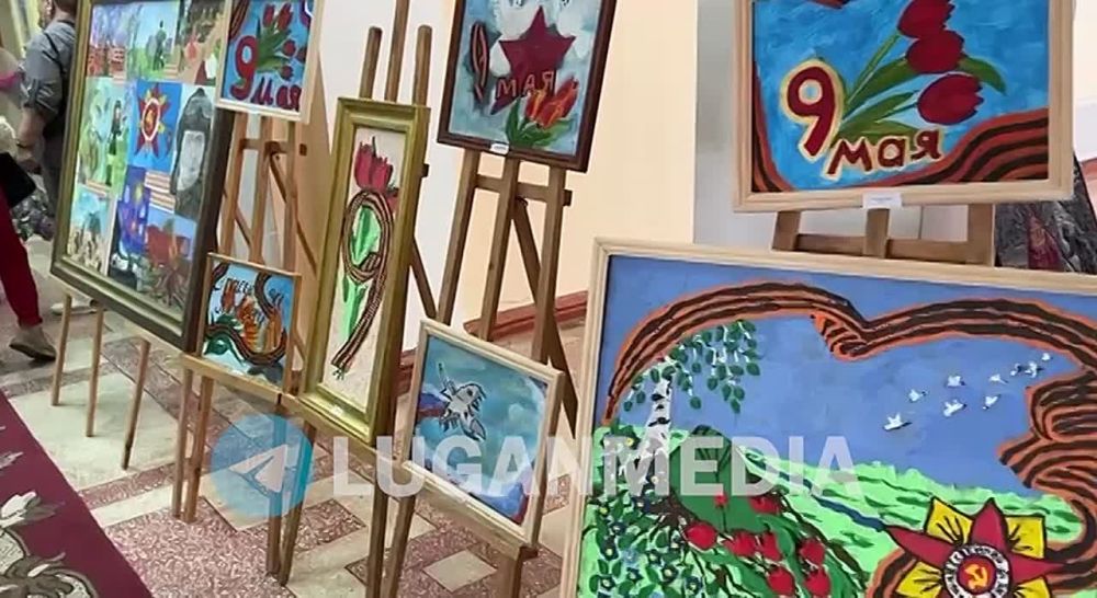 В Стаханове В день 80-летия Великой Победы в фойе Городского Дворца культуры им. Горького была организована тематическая инсталляция «Великий подвиг – славиться в веках!»