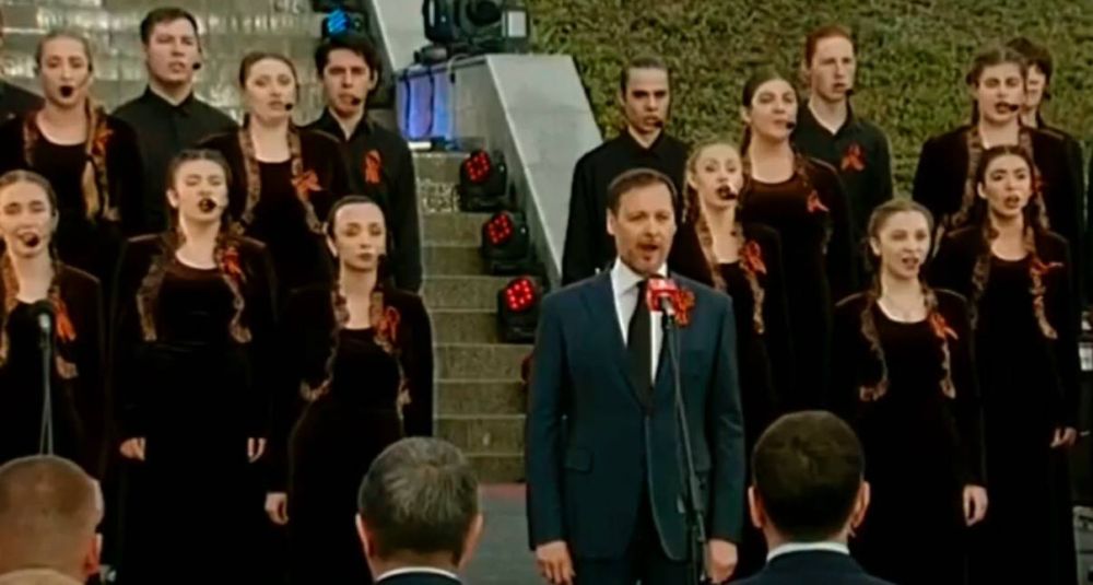 Праздничный концерт с участием известных российских артистов, посвященный 80-летию Победы в Великой Отечественной войне, начался в Луганске на мемориальном комплексе «Острая Могила»