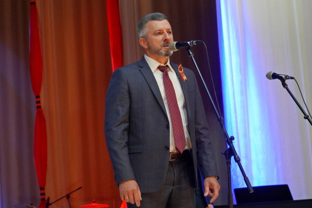 Андрей Сухачев: Вместе со свердловчанами и представителями регионов-шефов во Дворце культуры приняли участие в концерте, посвященному 9 Мая