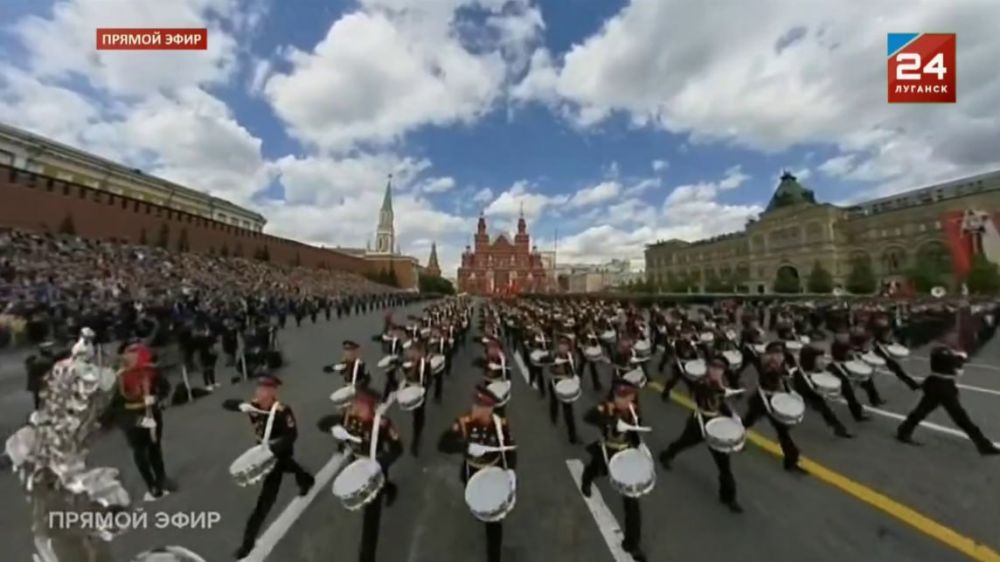 На Красной Площади началась пешая часть Парада Победы