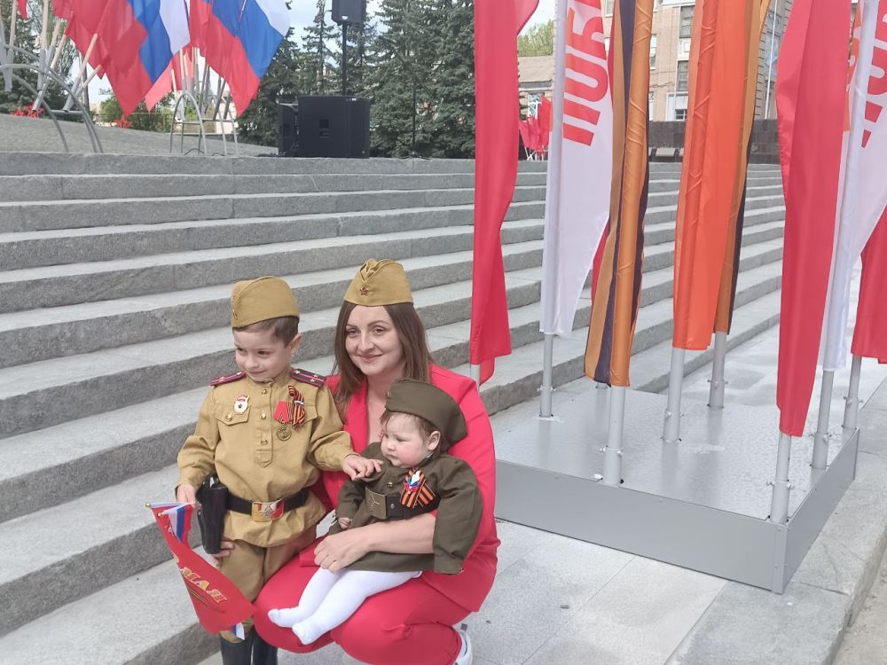 Сегодня торжественный митинг собрал ровенчан, чтобы отдать дань памяти всем тем, кто защищал нашу страну в годы Великой Отечественной войны на фронте и в тылу, тем, кто восстанавливал страну в послевоенные годы, и, конечно...